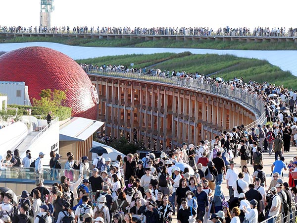 大屋根リング上部から