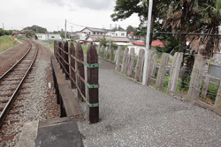 馬来田駅 枕木を先付けし