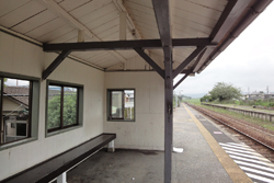 馬来田駅 ホーム待合室