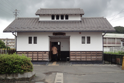 久留里駅　綺麗なトイレも城のイメージ