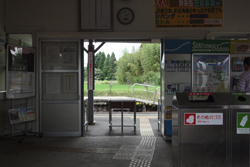 久留里駅　改札の向こう(西)はのどかな田園