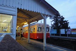 上総牛久駅に到着した気動車