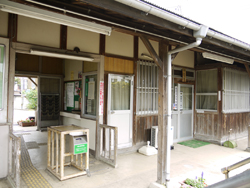 馬来田駅 ホームから改札