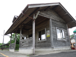 山小屋風上総中野駅　