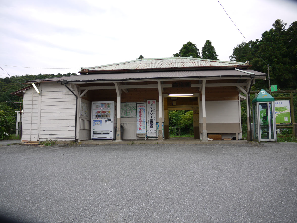 高滝駅正面、駅前広場は広い