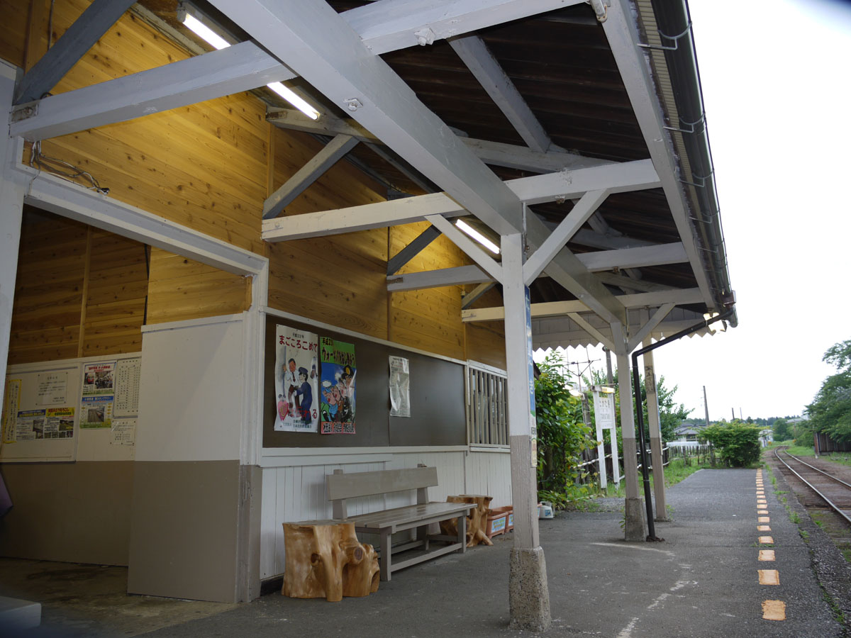 高滝駅　丸太ベンチ