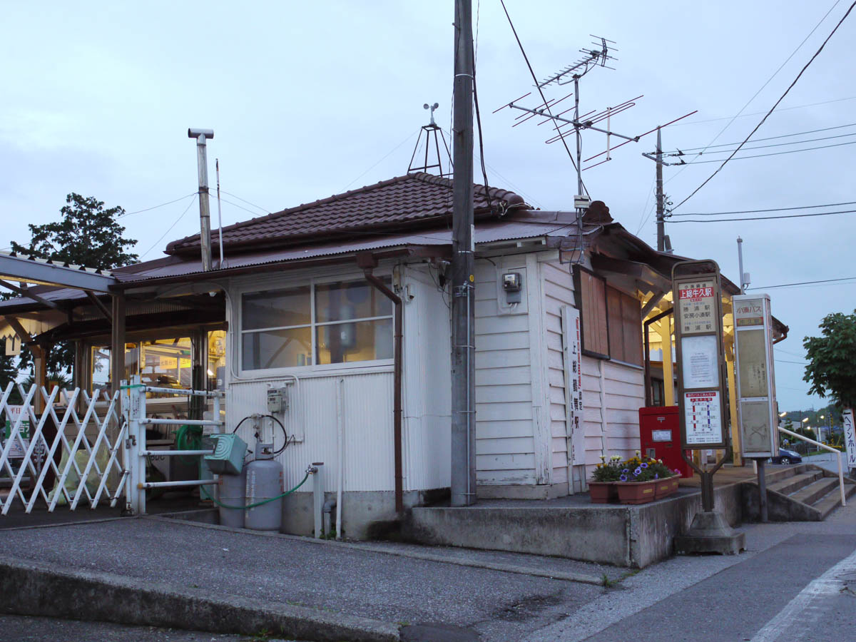 西側から見た　上総牛久駅