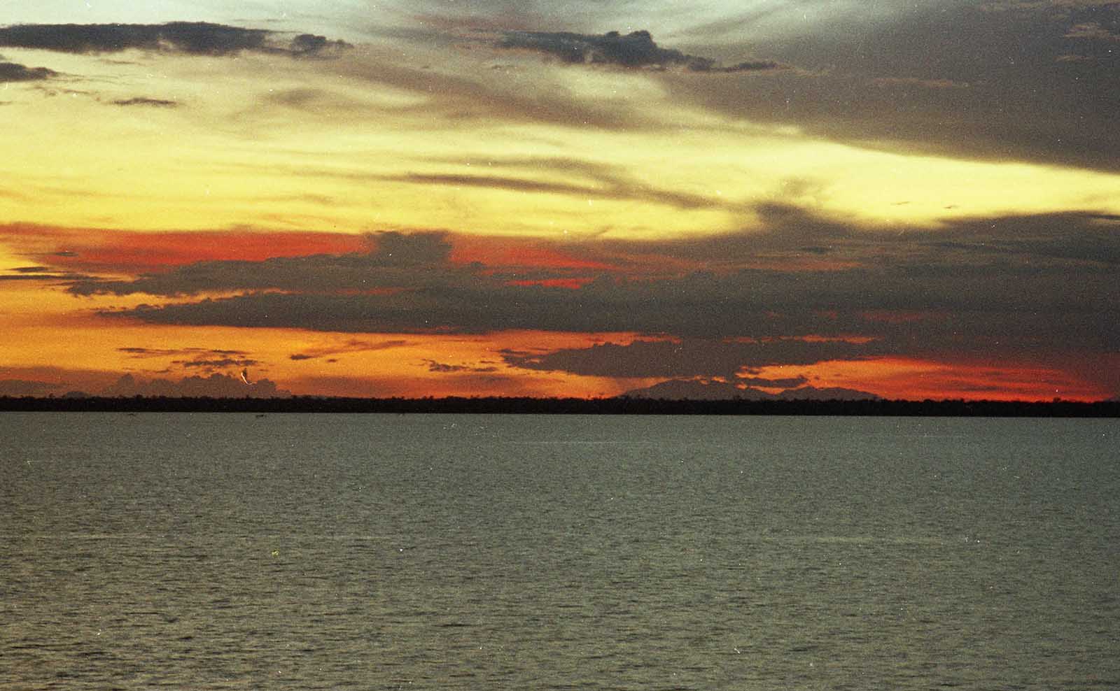 インドネシアの空と夕日