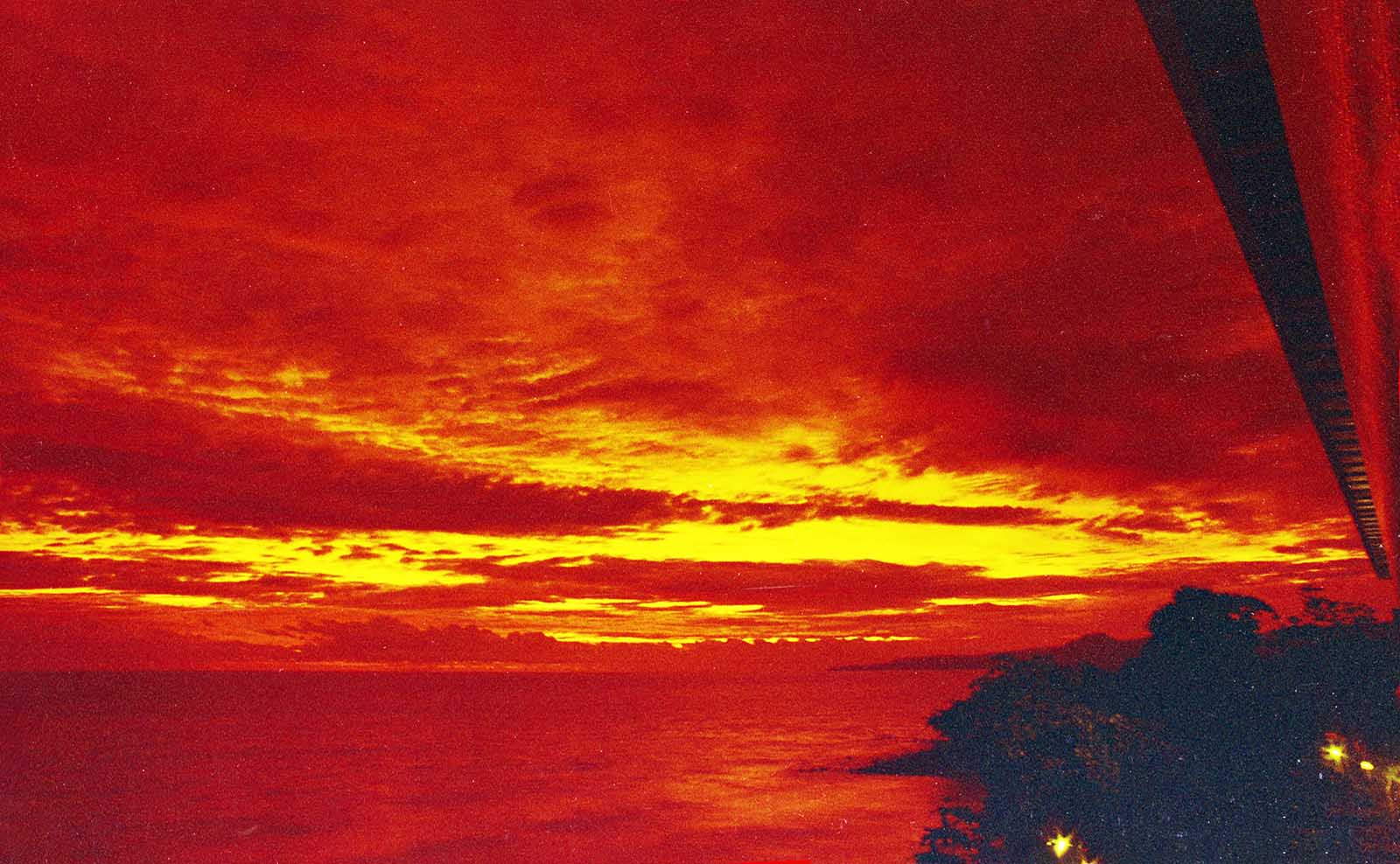 インドネシアの空と夕日