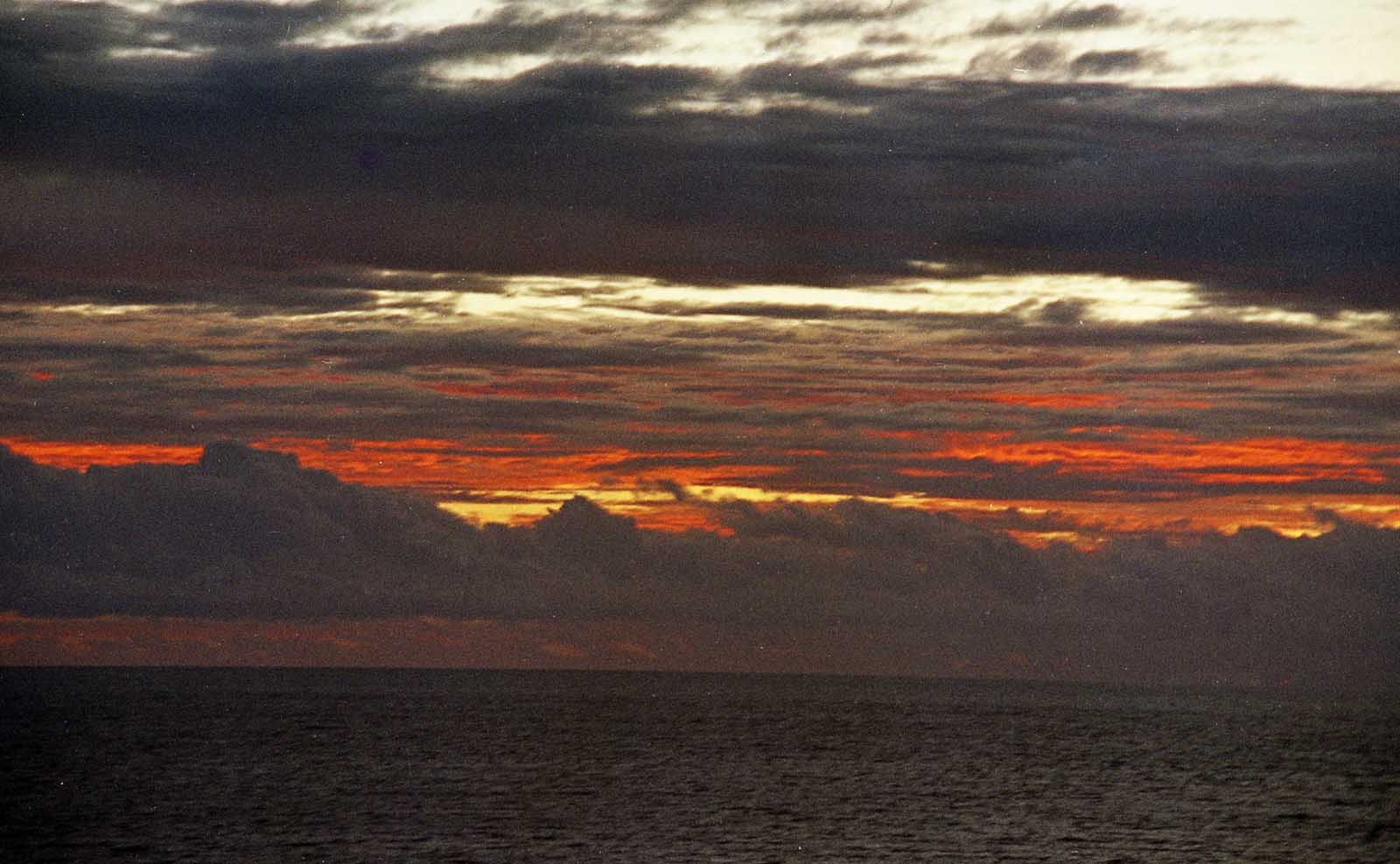 インドネシアの空と夕日