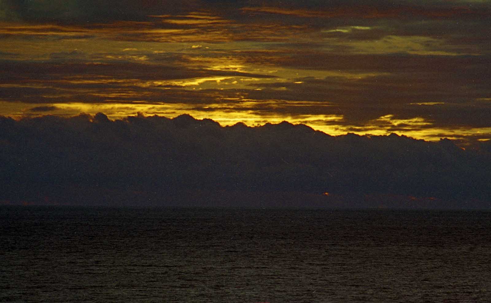 インドネシアの空と夕日