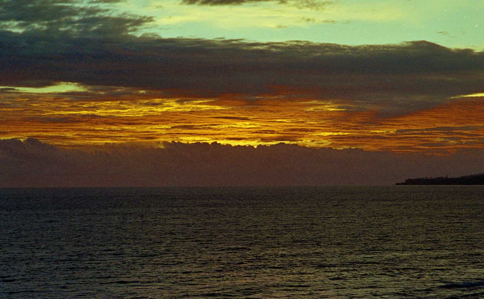 インドネシアの空と夕日