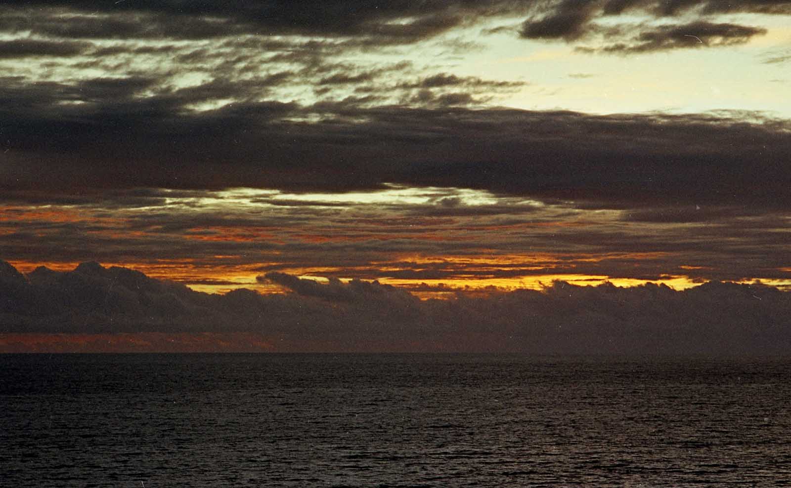 インドネシアの空と夕日