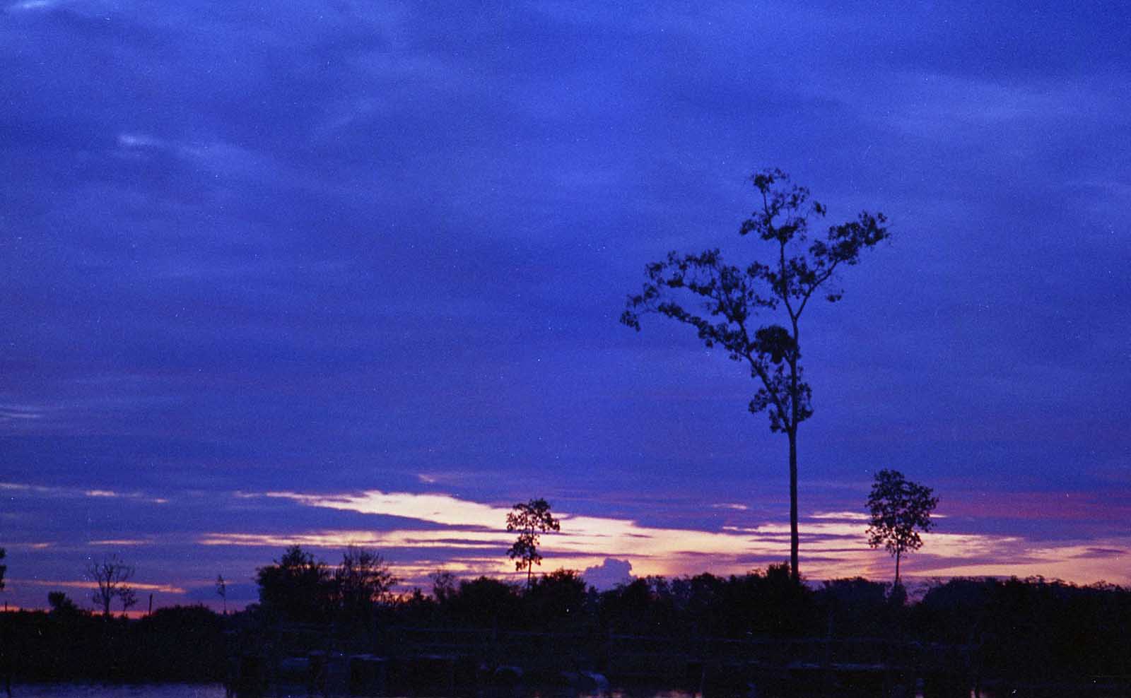 インドネシアの空と夕日