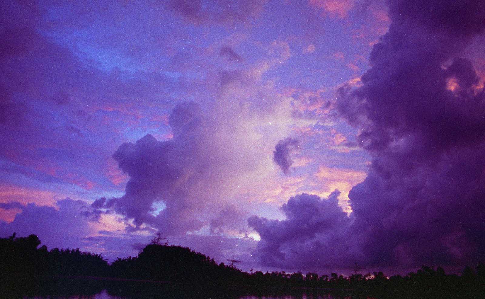 インドネシアの空と夕日