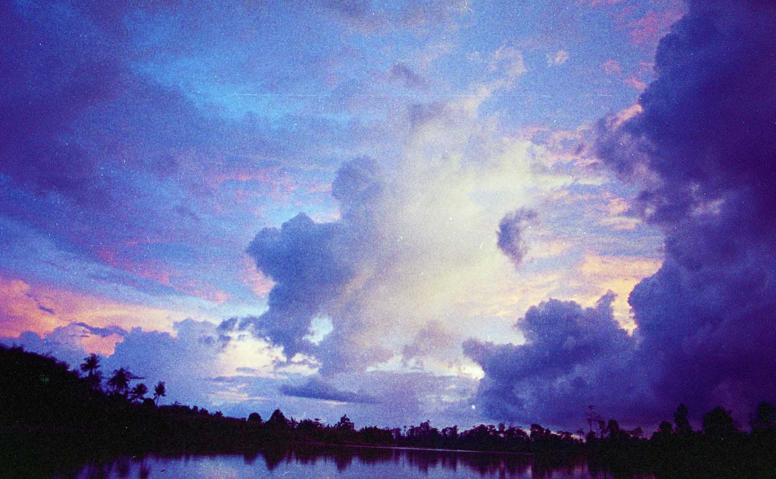 インドネシアの空と夕日