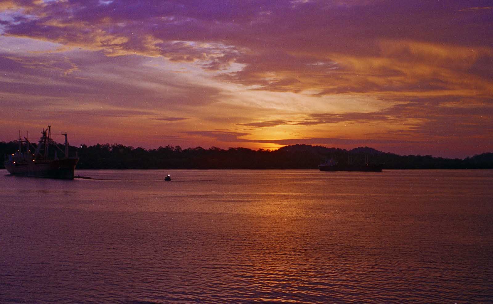 インドネシアの空と夕日