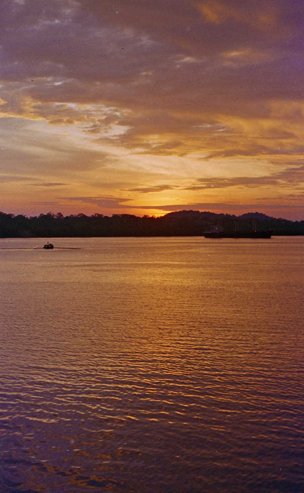 インドネシアの空と夕日