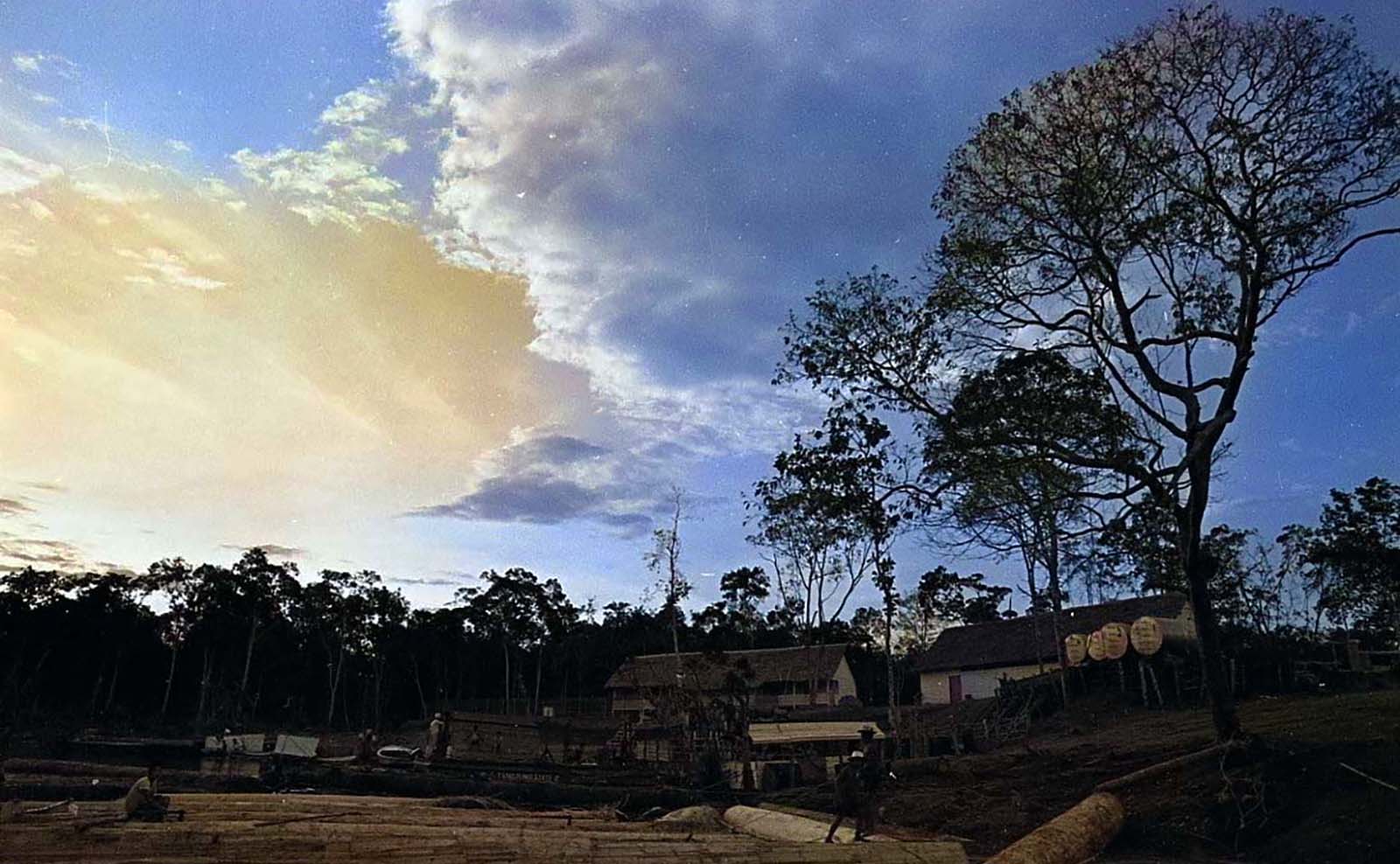 インドネシアの空と夕日