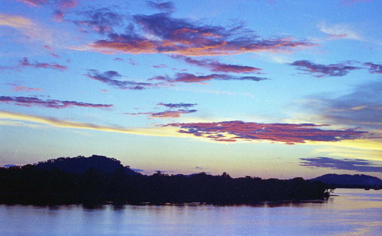 インドネシアの空と夕日